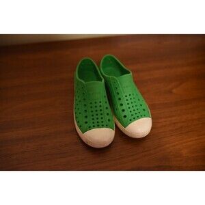 NATIVE Jefferson Green Kids Perforated Water Slip On Shoes Size Youth 13